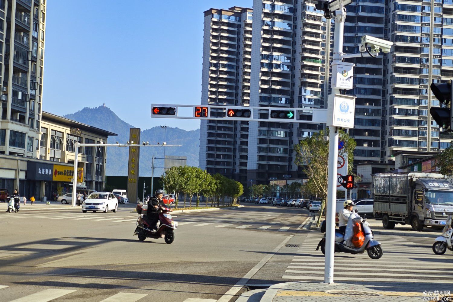 慈利城区两个右转红灯问题上网后，今天发现一个已改为常绿了