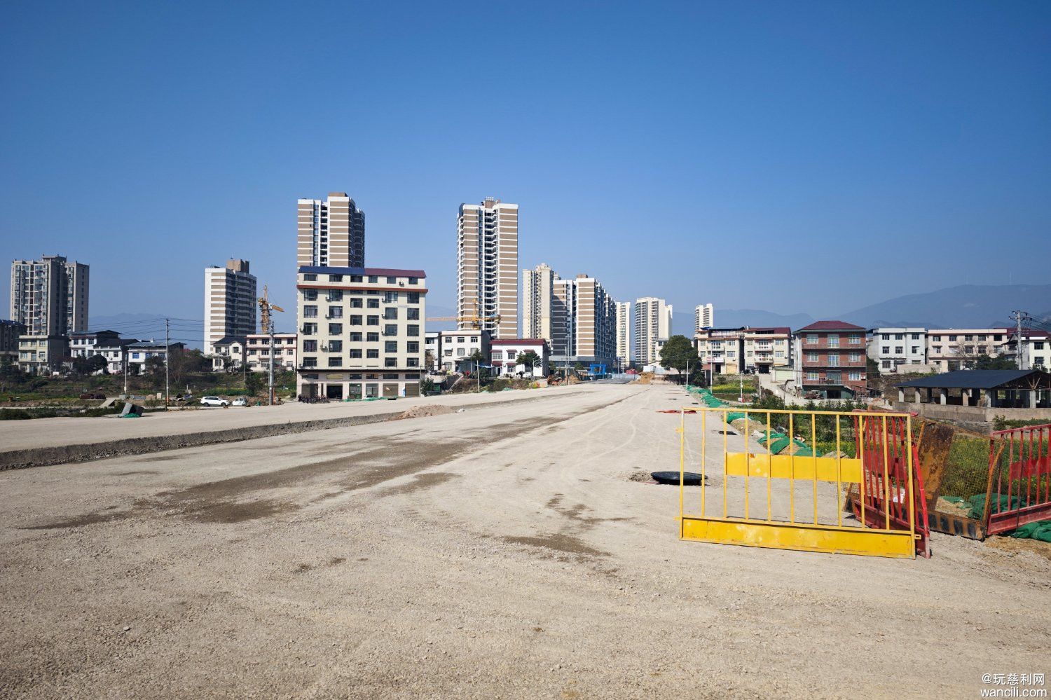 慈利县澧零路已经停工，工人们应该都放假回家过年去了