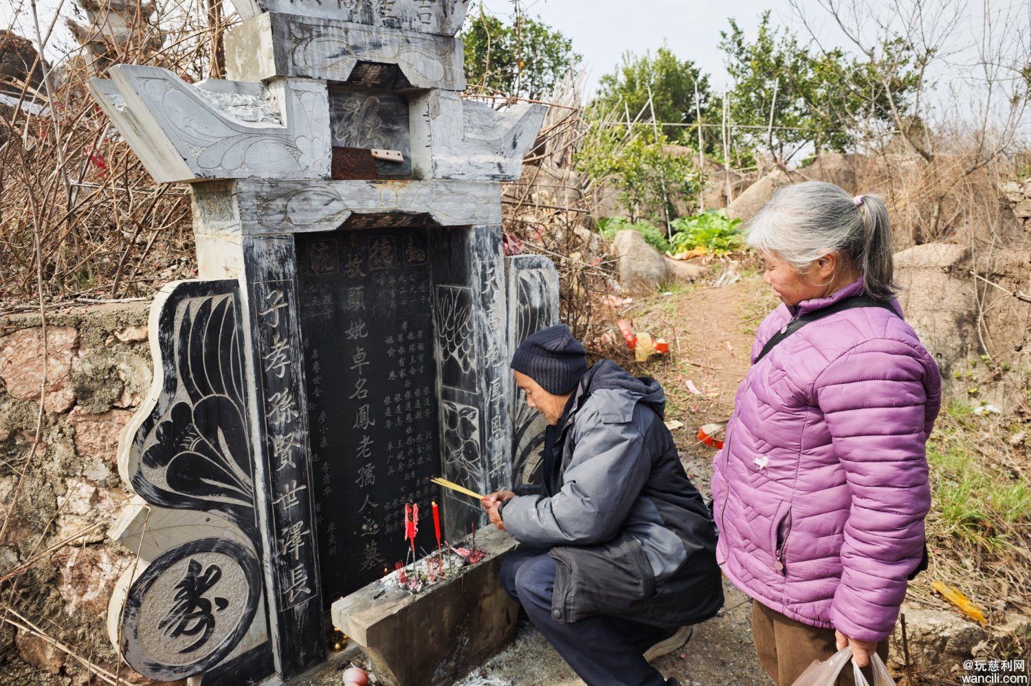 大年初一，和父母一起上羊角山给张氏家族的先辈们送亮