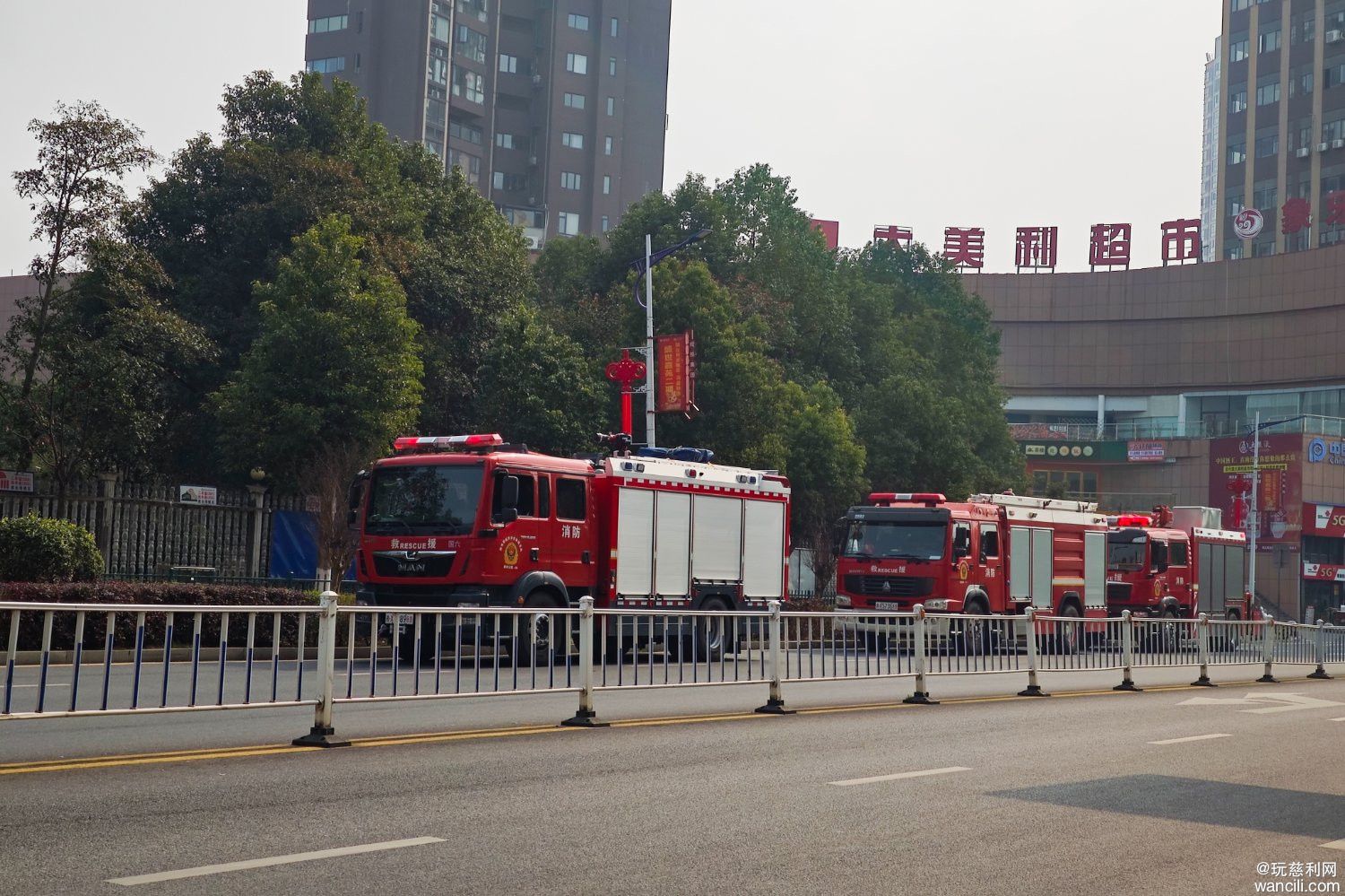 上午路过金慈实验小学，看到他们在搞消防知识技能演练