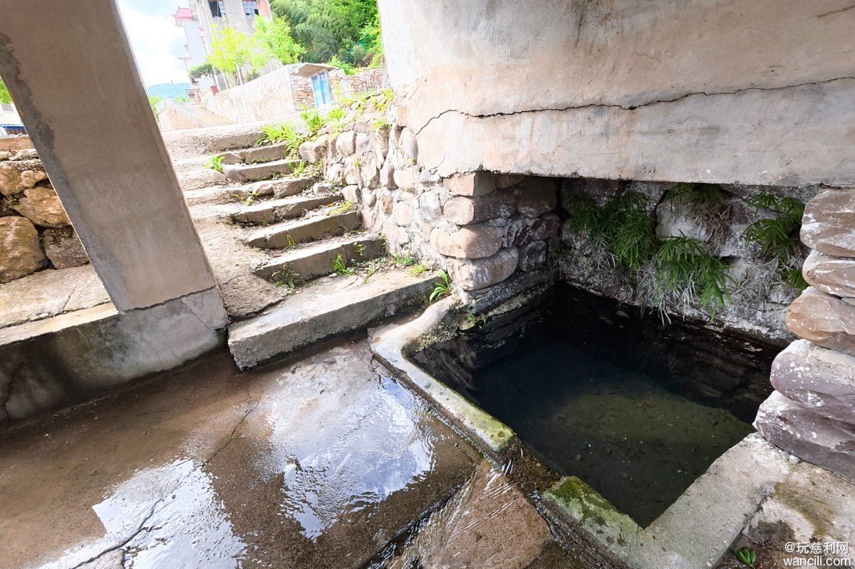 慈利龙峰村主干道路中间有个亭子，感觉不是很安全