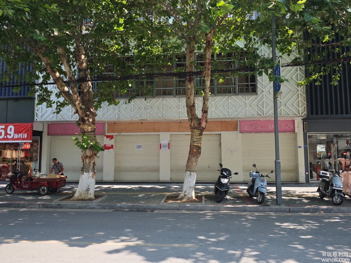 慈利胜汉步行街对面张万福珠宝4个面子门面出租