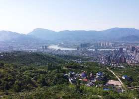 慈利羊角山上的初夏风景，宽阔石阶可以直达山顶