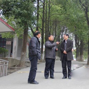 县委书记邱初开到慈利二中调研视察