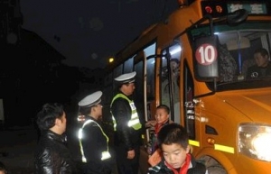 保障学生安全，慈利交警突击检查校车
