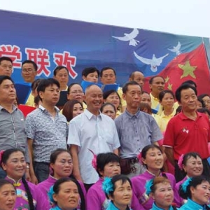 共饮一江水，同圆中国梦——人民广场举行老年大学联欢会