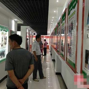 慈利县杉木桥镇组织干部职工参观禁毒教育基地