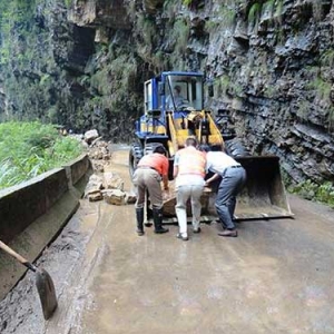 慈利县公路局积极修复洪灾受损道路