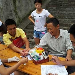 慈利县东岳观镇干部踊跃无偿献血
