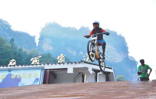 张家界将举办黄石寨极限自行车飞跃赛