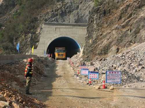 舒洪波要求零龙公路争取春节前全线通车