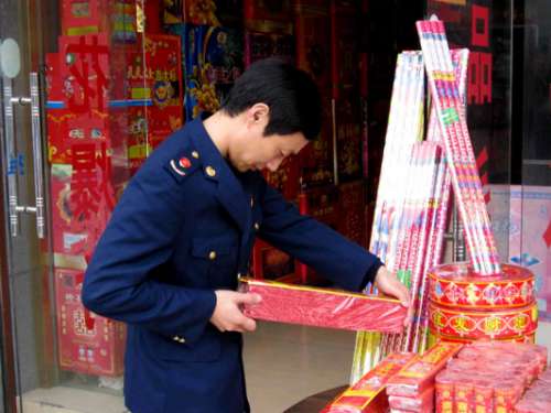 慈利县正式开展烟花爆竹经营专项整治行动