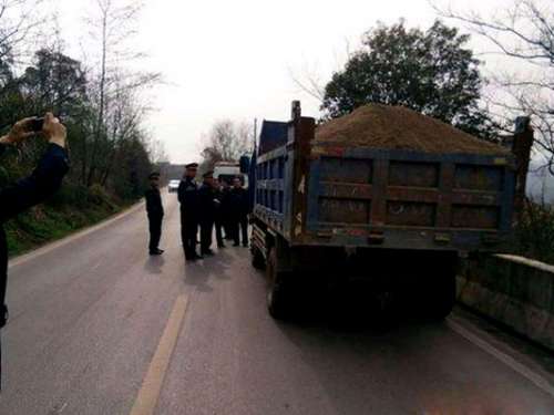 慈利路政开展整治“公路运输随意漂洒”行动