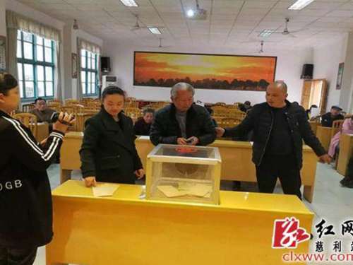 慈利县为13户失独家庭特殊困难户分配保障房