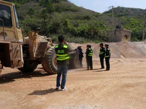 慈利县公路局开展“龙阳”公路运砂违法专项整治行动
