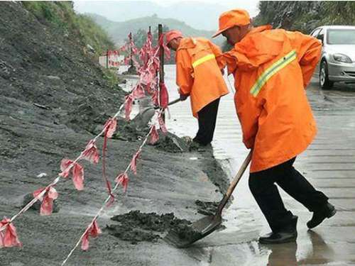 慈利县公路局冒雨保障干支线公路安全畅通