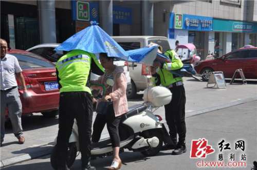 慈利交警开展机动车非法加装遮阳伞综合整治行动