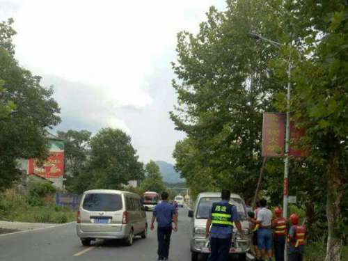 慈利县公路局开展路域环境专项整治行动