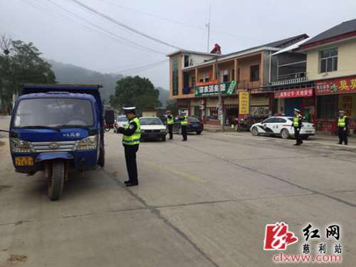 慈利县交警大队全员加班确保道路交通安全