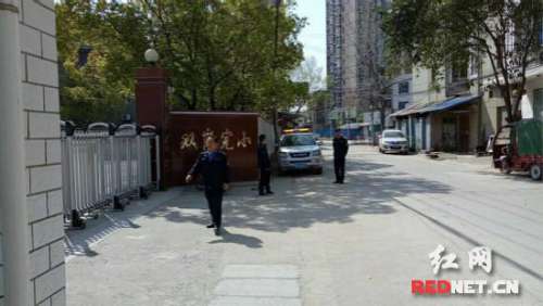 慈利城管大队加强校园周边市容整治工作