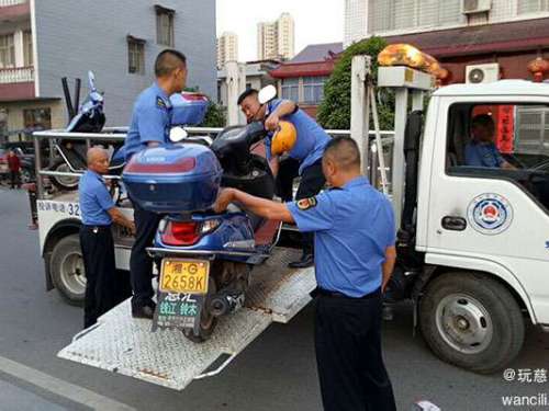 慈利城管大力整治城市重点区域乱停车现象