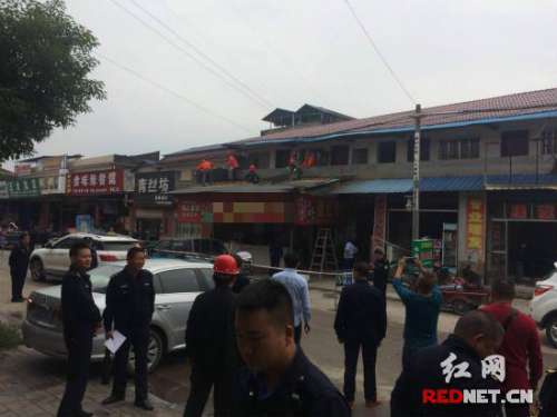慈利县集中拆除汽车西站周边违法建筑