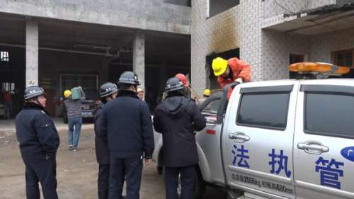 慈利县多部门联合拆除三官寺乡两处违法建筑