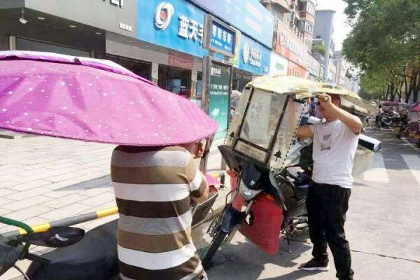 慈利县交警大队开展遮阳伞专项整治行动