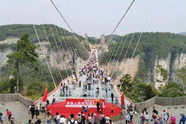 慈利县国庆假期接待游客34.3万人次，实现旅游收入2.26亿元