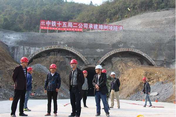 安慈高速公路项目樟树垭隧道中导洞顺利贯通