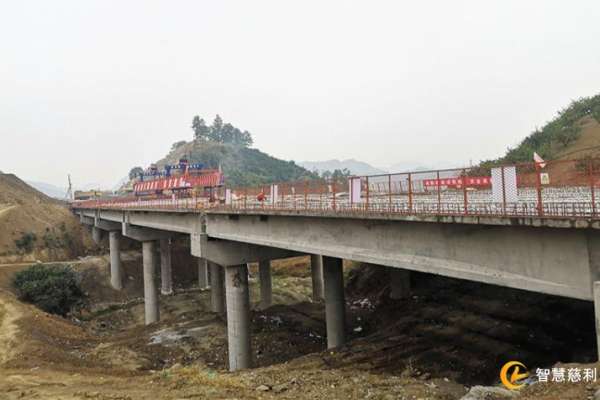 安慈高速公路项目雷家台大桥成功架设