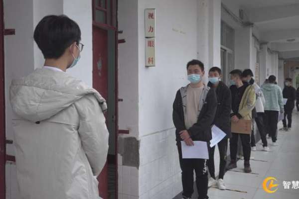 慈利县100名应征青年接受征兵复检