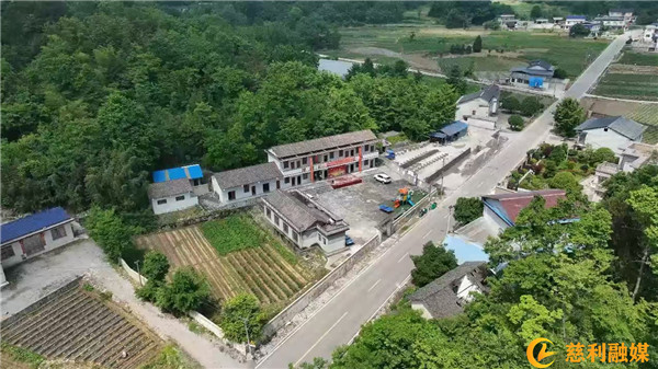 退休教师谭凡初：盘活闲置村小，做老年人的守护者