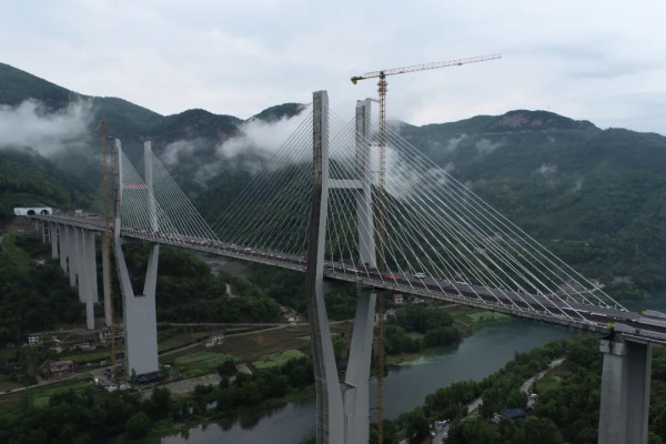 炉慈高速公路路面中面层沥青摊铺作业完成