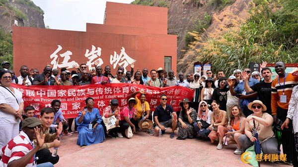 “一带一路”百名外籍友人探访慈利红岩岭