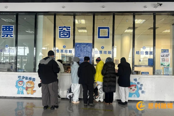 元旦假期滑雪热，张家界冰雪世界单日客流破千