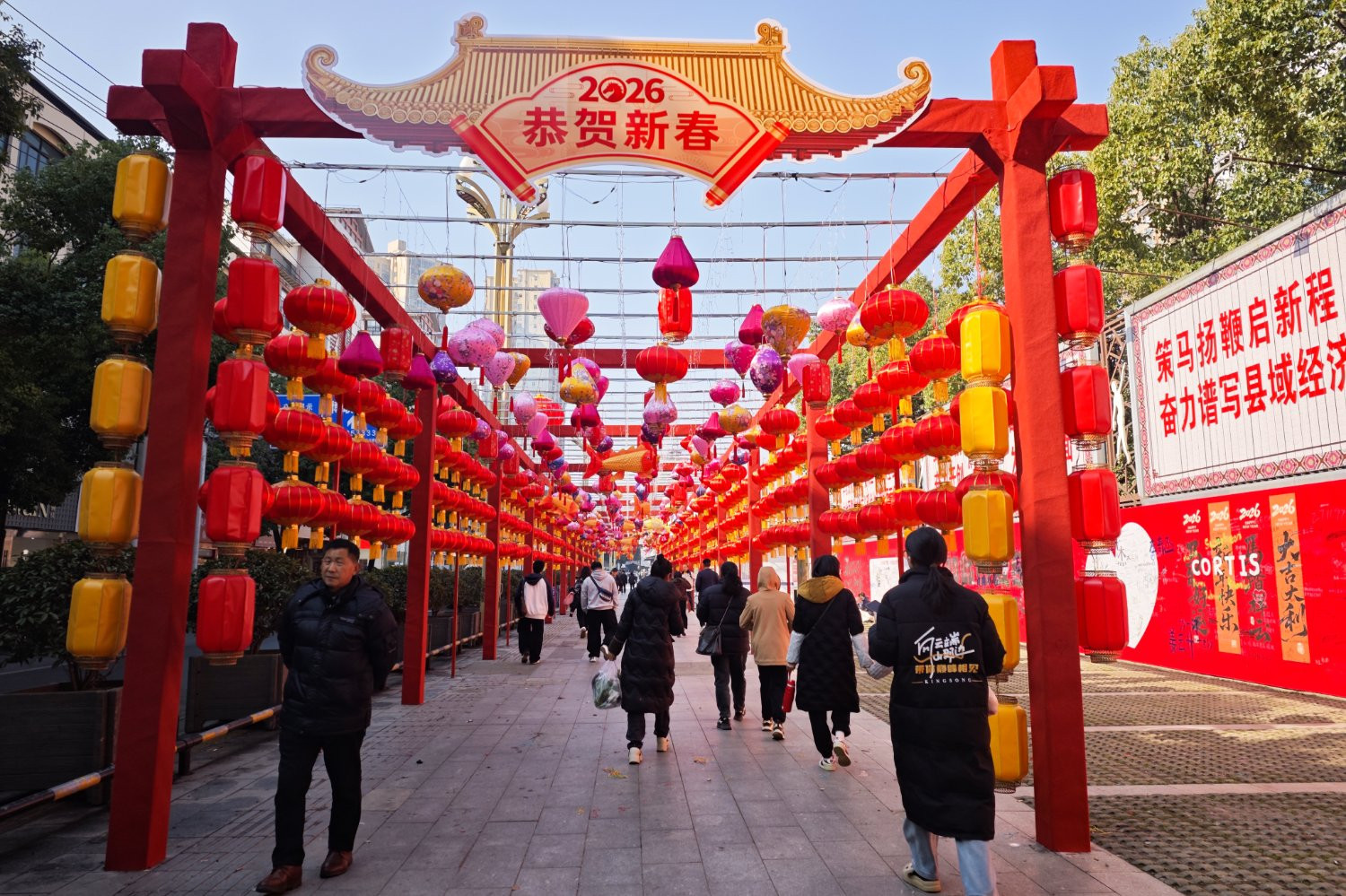 慈利县人民广场前架起灯笼长廊，映红了半条街