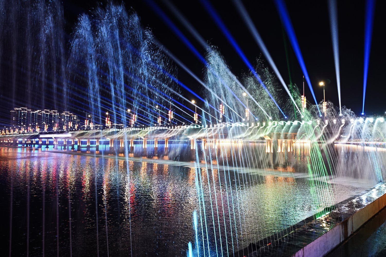 慈利县澧水河畔的璀璨灯光秀