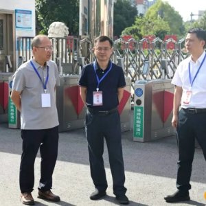 县领导巡视高考考点